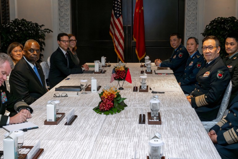 Chiński minister obrony Dong Jun (z prawej) i sekretarz obrony USA Lloyd Austin na spotkaniu w Singapurze