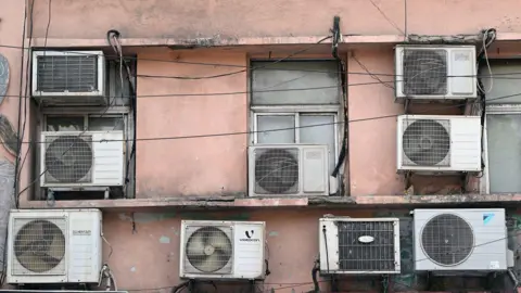 Getty Images Klimatyzatory wiszą na budynku podczas wysokich temperatur w Nowym Delhi w Indiach, w czwartek 30 maja 2024 r. T
