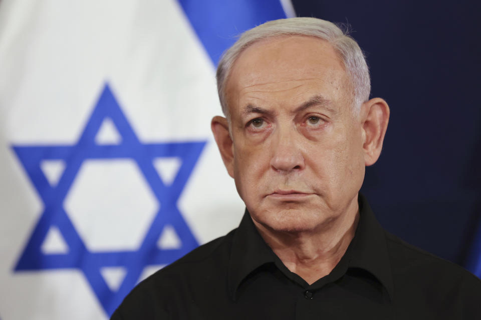 PLIK – Premier Izraela Benjamin Netanjahu bierze udział w konferencji prasowej w bazie wojskowej Kirya w Tel Awiwie, Izrael, 28 października 2023 r. Najwyżsi izraelscy urzędnicy są oskarżeni przez MTK o siedem zbrodni wojennych i zbrodni przeciw ludzkości.  (Zdjęcie Abir Sultan/Basen za pośrednictwem AP, plik)