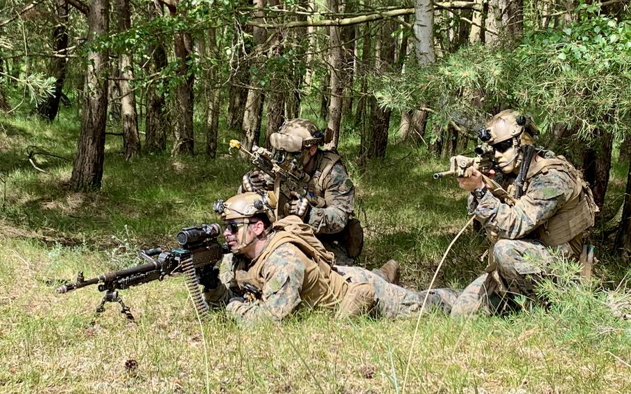 Marines z 24. Morskiej Jednostki Ekspedycyjnej biorą udział w symulowanym wielonarodowym ataku desantowym na bazę polskich sił powietrznych w Ustce w Polsce w ramach Baltic Operations 24, 16 czerwca 2024 r.