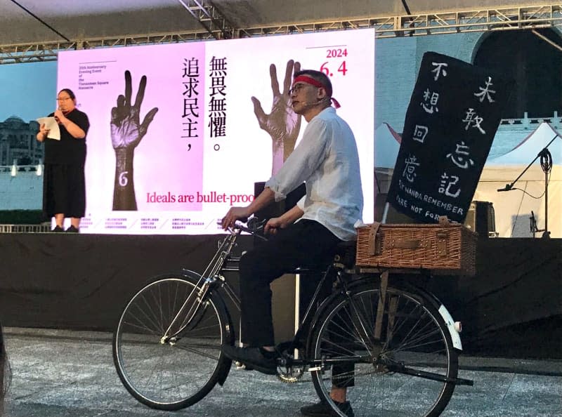 W demonstracji bierze udział mężczyzna na rowerze.  Ponad 1000 osób zebrało się we wtorek w stolicy Tajwanu, Tajpej, aby uczcić pamięć ofiar brutalnego stłumienia prodemokratycznych protestów na placu Tiananmen w 1989 r. i wezwać reżim w Pekinie do zaprzestania deptania praw człowieka.  Yu-Tzu Chiu/dpa