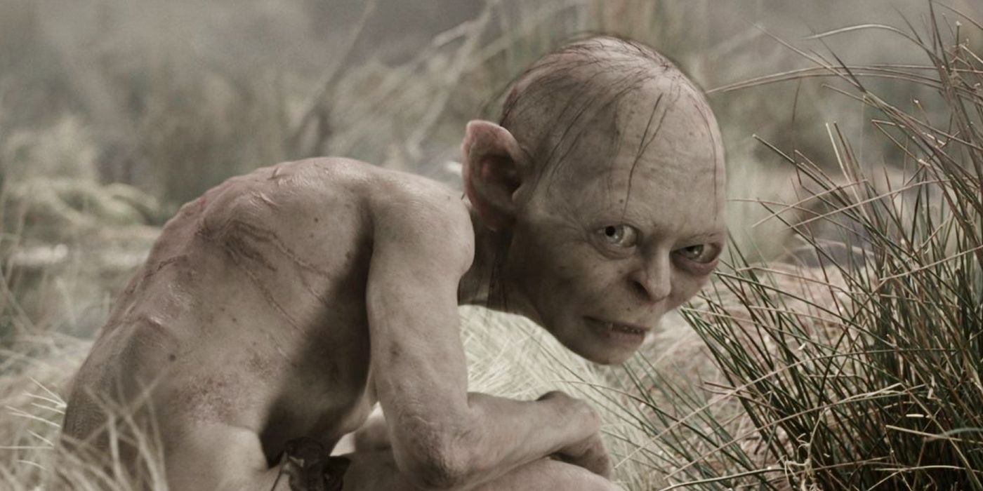 Gollum (Andy Serkis) podejrzliwie spoglądający przez ramię we Władcy Pierścieni: Dwie Wieże.