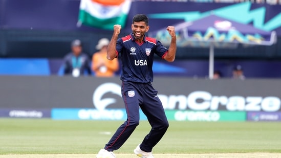 Nowy Jork, 12 czerwca (ANI): Saurabh Netravalkar z USA świętuje w środę na stadionie krykieta Nassau County International Cricket Stadium w Nowym Jorku podczas meczu grupy A w ramach Pucharu Świata ICC T20 2024.  (Surjeet Yadav)