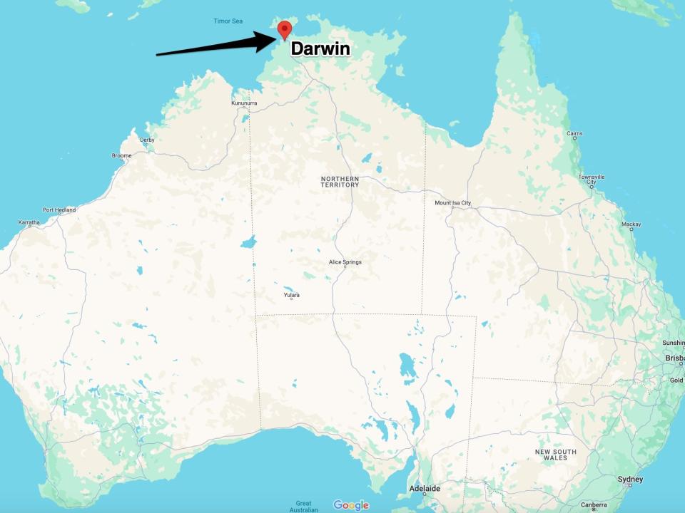 Mapa Australii ze strzałką wskazującą na Darwin na północnym krańcu.