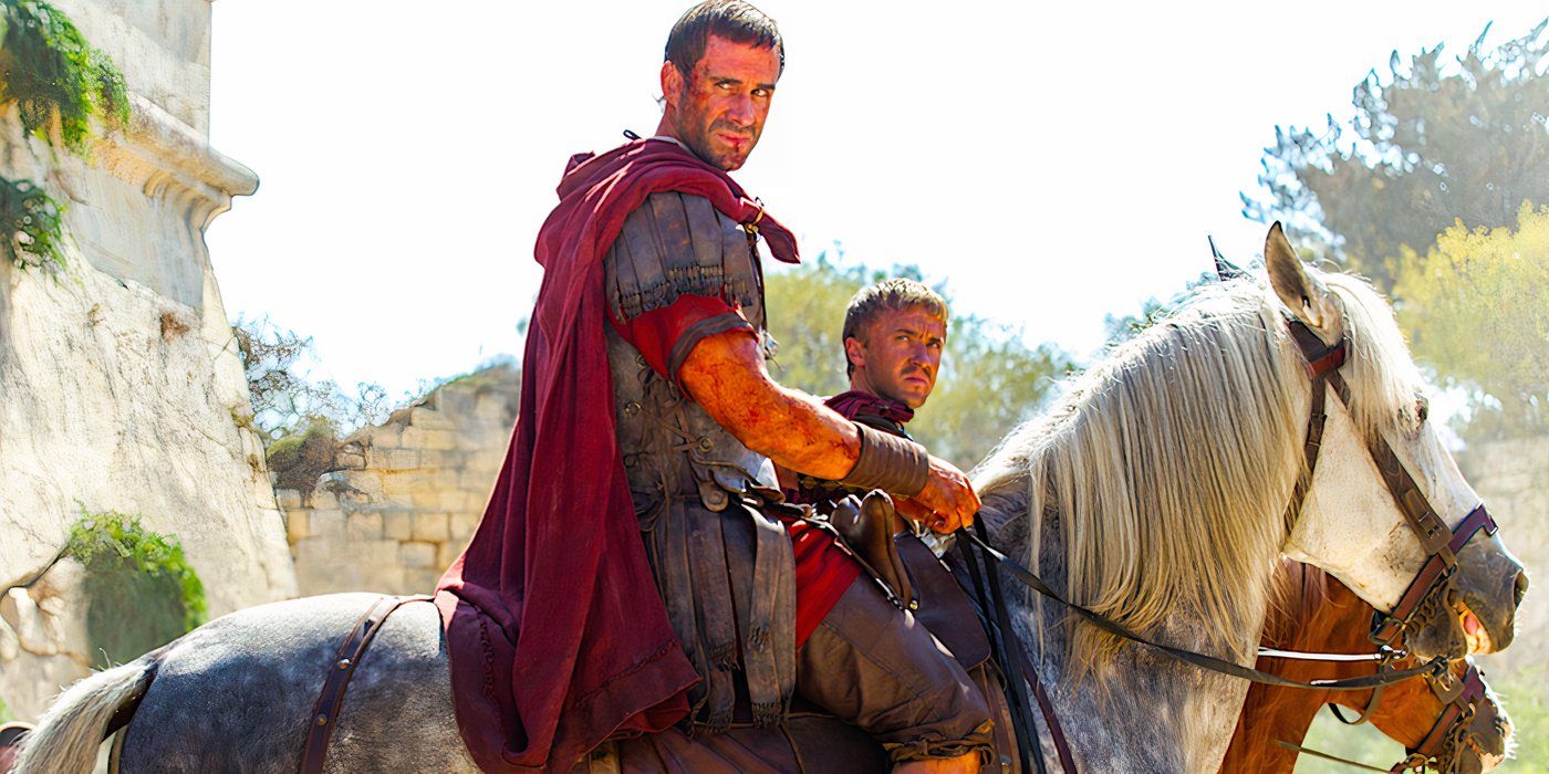 Joseph Fiennes i Tom Felton w rzymskich mundurach wojskowych i jeżdżący konno w Risen