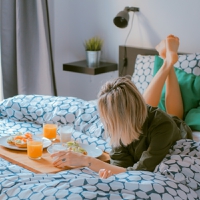 Kobieta je śniadanie w łóżku