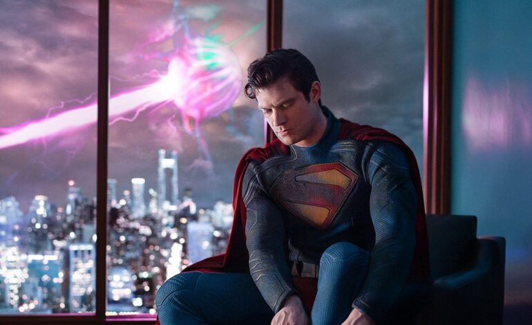 Zdjęcia z planu ukazują kostium Supermana… profesjonalistom komiksów wydaje się to podobać