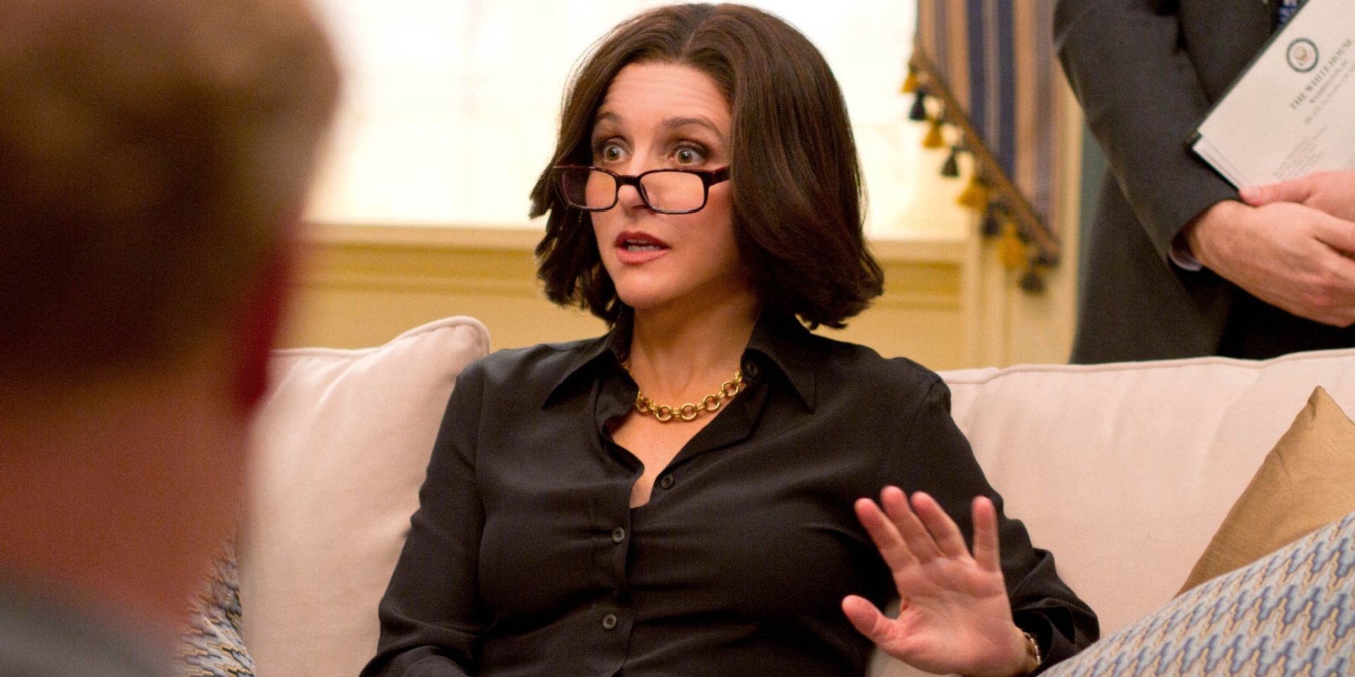 Julia Louis-Dreyfus jako Selina Meyer siedzi na spotkaniu i wygląda na zdenerwowaną w Veep