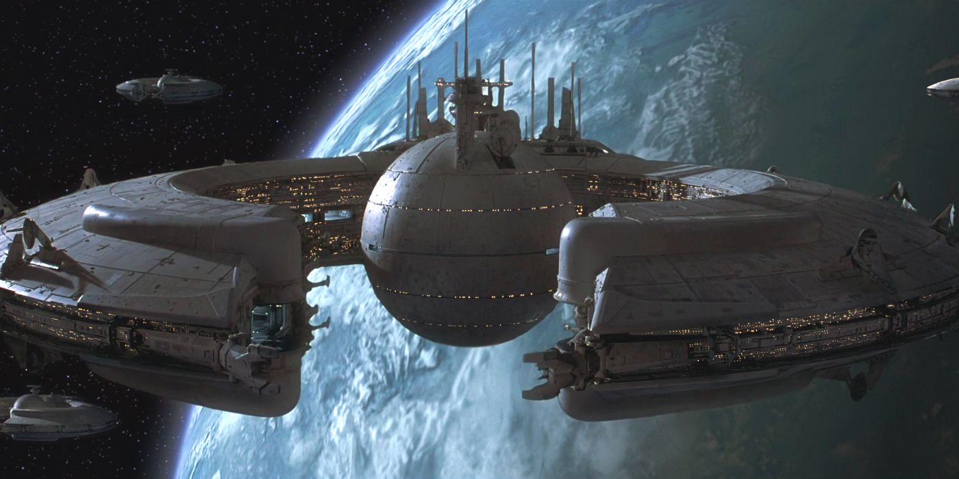 Statek kontrolny droidów Lucrehulk z Gwiezdnych Wojen znajduje się nad Naboo podczas blokady planety w Mrocznym widmie