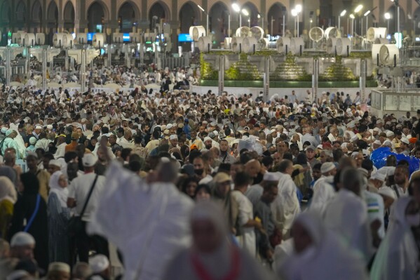 Muzułmańscy pielgrzymi przybywają, aby modlić się w Wielkim Meczecie podczas corocznej pielgrzymki hadżdż do Mekki w Arabii Saudyjskiej, wtorek, 11 czerwca 2024 r. (AP Photo/Rafiq Maqbool)