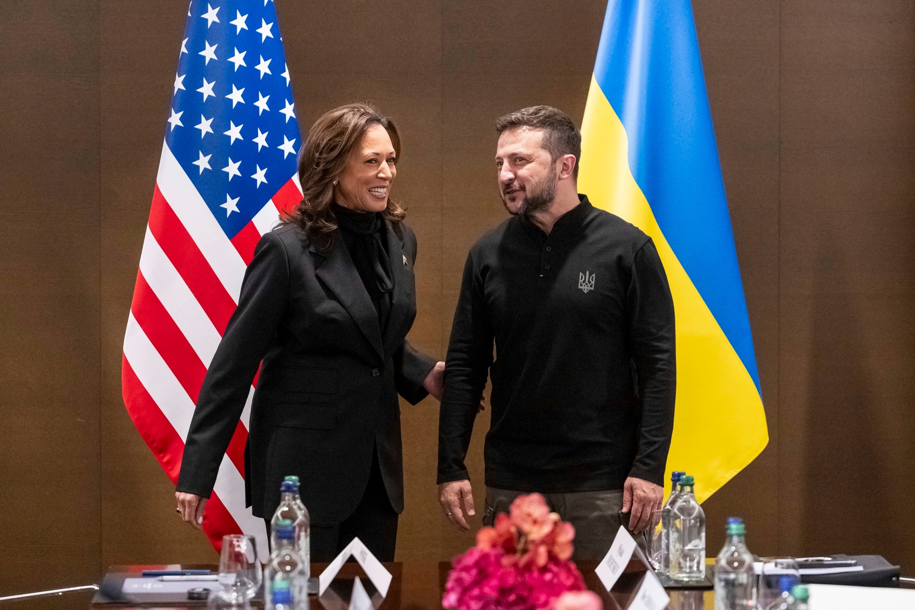 ZDJĘCIE: Wiceprezydent USA Kamala Harris witana przez prezydenta Ukrainy Wołodymyra Zełenskiego podczas szczytu w sprawie pokoju na Ukrainie w Stansstad koło Lucerny w Szwajcarii, 15 czerwca 2024 r. 