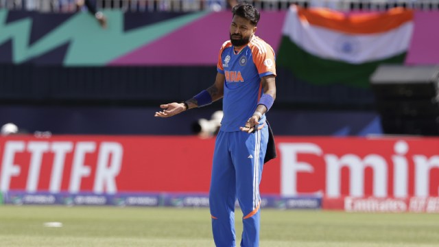 Hardik Pandya z Indii reaguje po zwolnieniu Shadaba Khana z Pakistanu podczas meczu krykieta mężczyzn T20 mężczyzn ICC pomiędzy Indiami a Pakistanem na międzynarodowym stadionie krykietowym hrabstwa Nassau w Westbury w stanie Nowy Jork, niedziela, 9 czerwca 2024 r. (AP Photo/Adam Hunger)