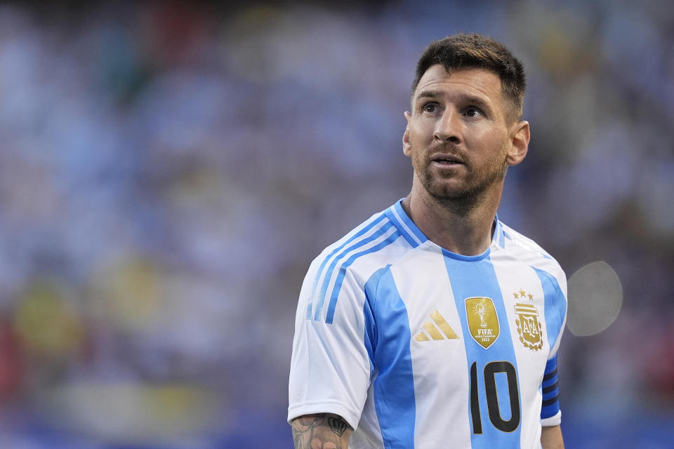 CHICAGO, ILLINOIS – 09 CZERWCA: Lionel Messi nr 10 z Argentyny patrzy na drugą połowę meczu z Ekwadorem podczas międzynarodowego meczu towarzyskiego na Soldier Field 9 czerwca 2024 r. w Chicago, Illinois.  (Zdjęcie: Patrick McDermott/Getty Images)