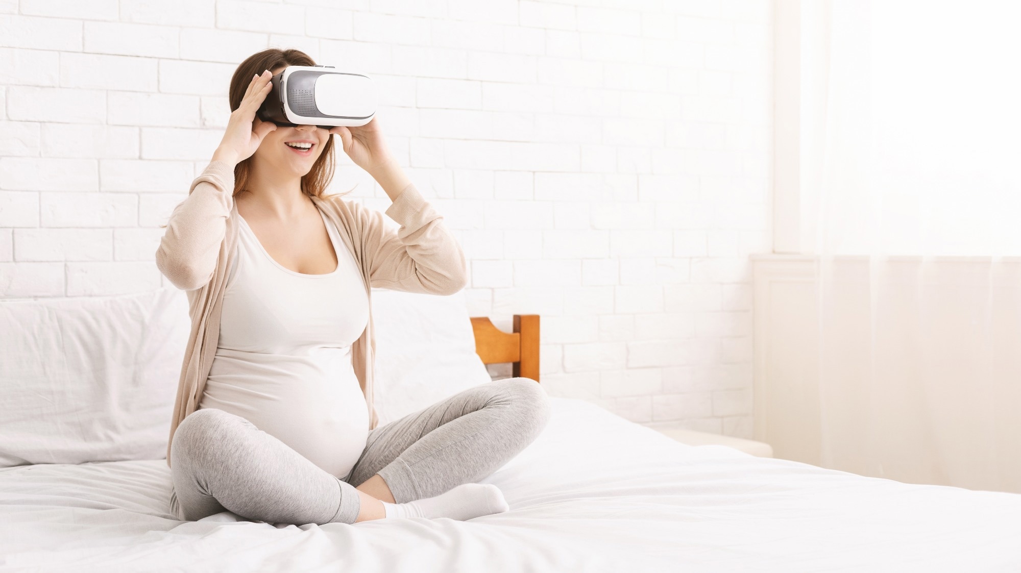 Badanie: „Poród na plaży”: doświadczenia kobiet związane z wykorzystaniem wirtualnej rzeczywistości podczas porodu.  Źródło zdjęcia: Prostock-studio / Shutterstock.com