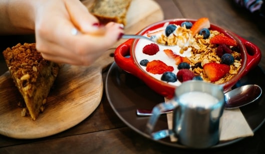 Jak wzbogacić śniadanie 30 gramami białka bez mięsa, ryb, jajek i białka w proszku (zdjęcie: Flo Dahm na Pexels)