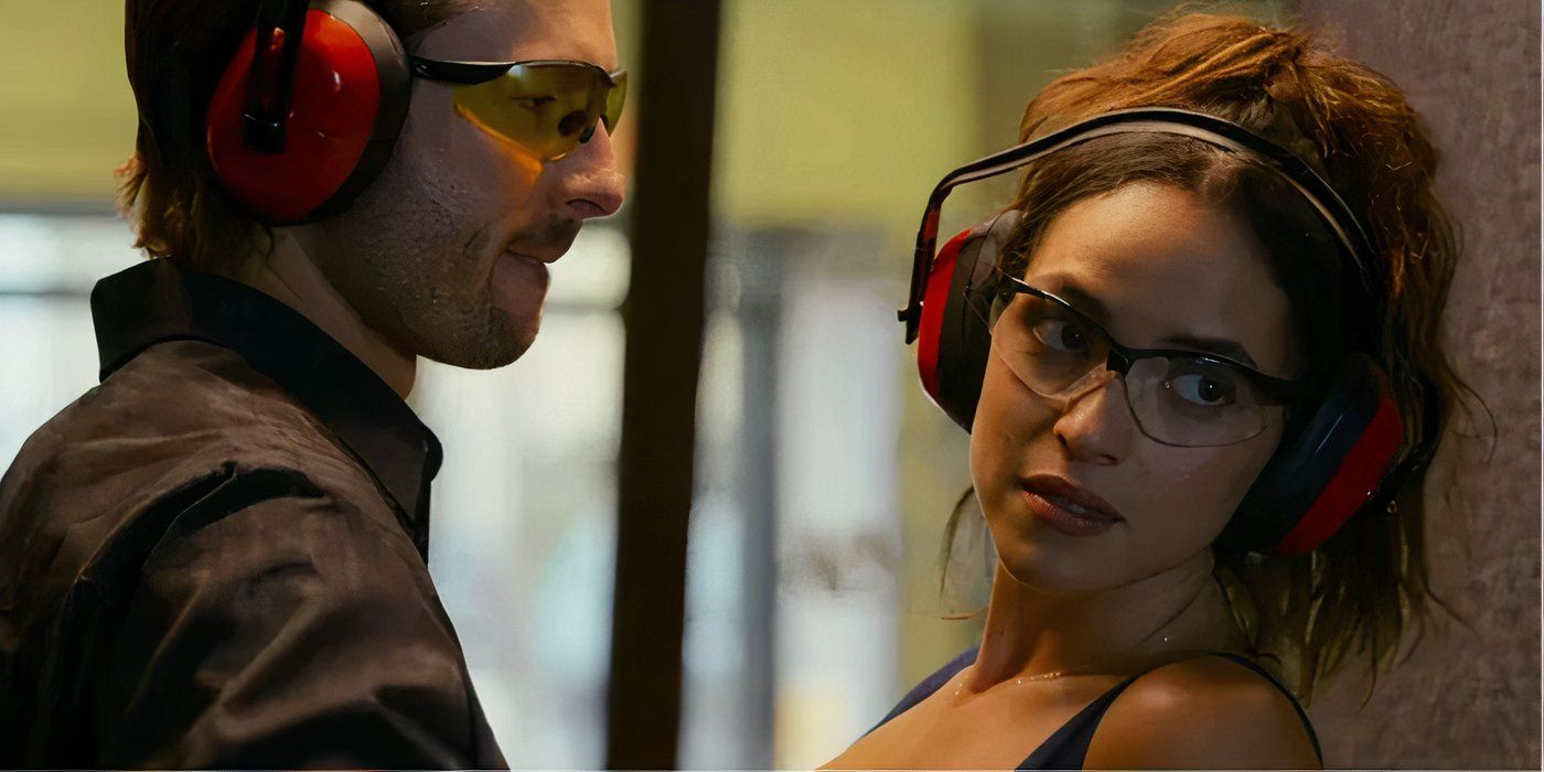 Adria Arjona jako Madison w okularach i nausznikach obok Glena Powella w „Hit Man”.