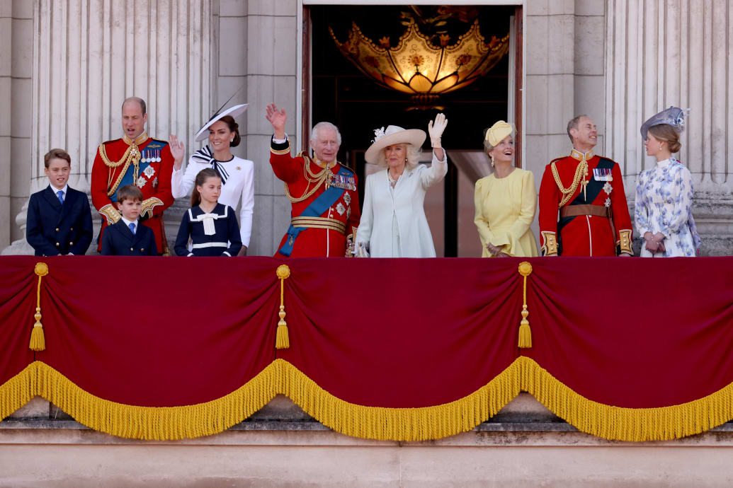 Król Karol, królowa Camilla, William, książę Walii, Katarzyna, księżna Walii, książę Jerzy, księżniczka Charlotte, książę Louis, Sophie, księżna Edynburga, książę Edward, książę Edynburga, Lady Louise Windsor, pojawiają się w Pałacu Buckingham.