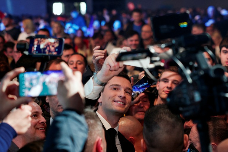 Przewodniczący francuskiej skrajnie prawicowej partii Zjednoczenie Narodowe (Rassemblement National-RN) Jordan Bardella robi sobie selfie ze zwolennikami podczas wiecu politycznego mającego na celu rozpoczęcie kampanii partii przed wyborami europejskimi, w Marsylii we Francji, 3 marca 2024 r. REUTERS/ Gonzalo Fuentesa