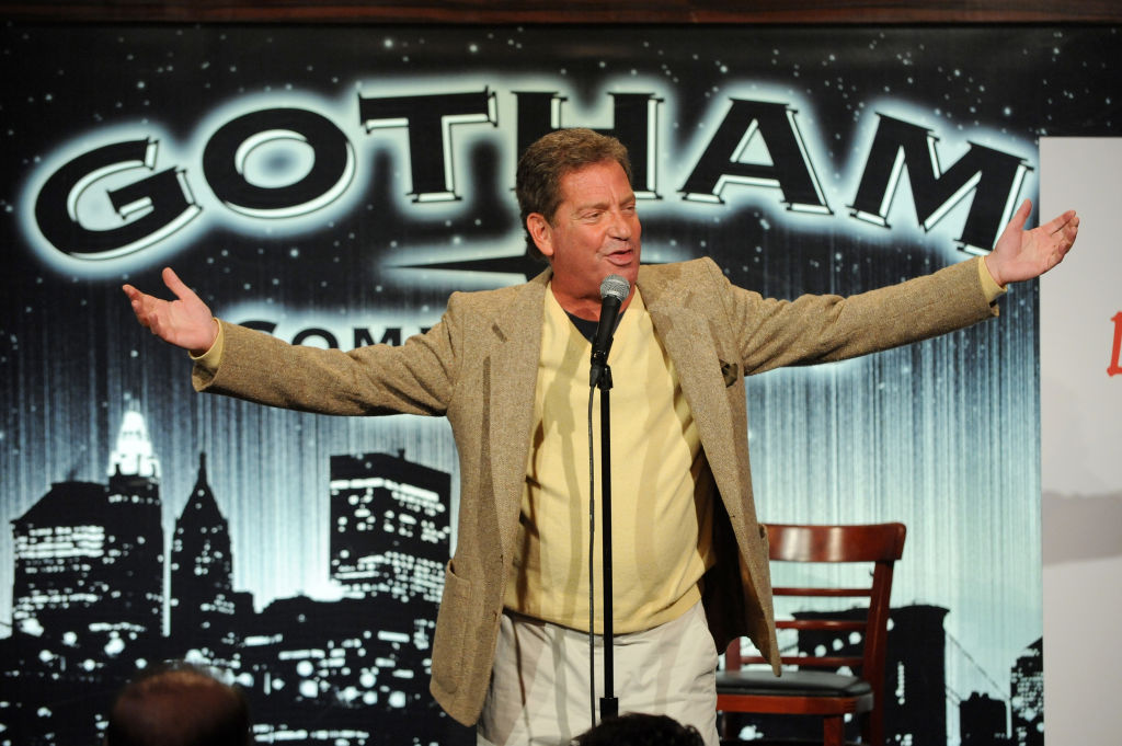 Komik Hiram Kasten występuje na scenie podczas 8. dorocznego programu Laugh For Sight All-Star Comedy Benefit w Gotham Comedy Club, 28 października 2013 r. w Nowym Jorku.