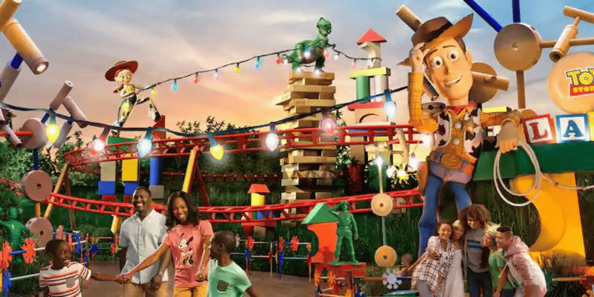 Goście odwiedzający Krainę Toy Story w Disney's Hollywood Studios w Walt Disney World Resort