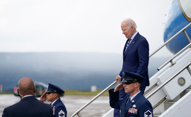 Biden przybył do Francji z okazji rocznicy D-Day, aby podkreślić kontrast z Trumpem