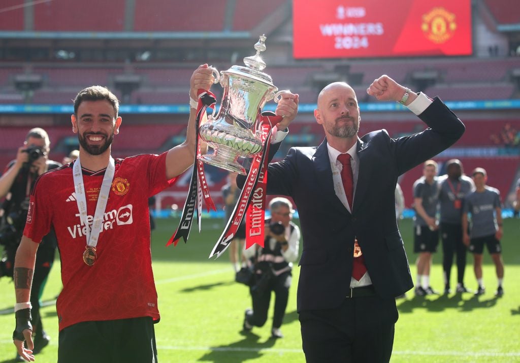 Erik ten Hag Menedżer Manchesteru United i Bruno Fernandes z Manchesteru United trzymają w górze trofeum Emirates FA Cup, aby świętować po zwycięstwie…
