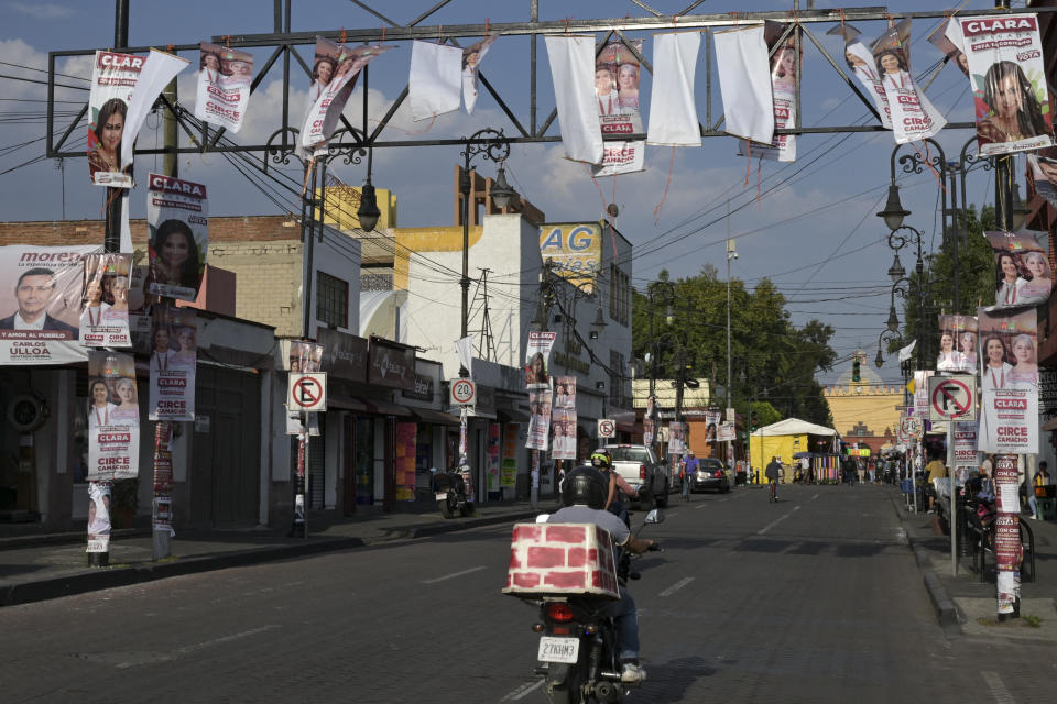 Motocyklista przejeżdża pod znakami kampanii w Xochimilco w Meksyku, 31 maja.
