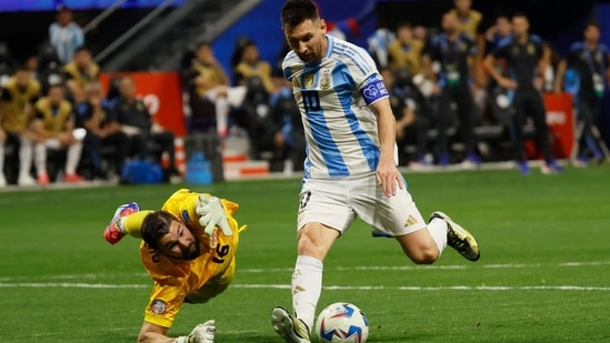 Lionel Messi (10) z Argentyny oddaje strzał, mijając bramkarza Kanady Maxime Crépeau (16) w drugiej połowie meczu Copa América(AP)