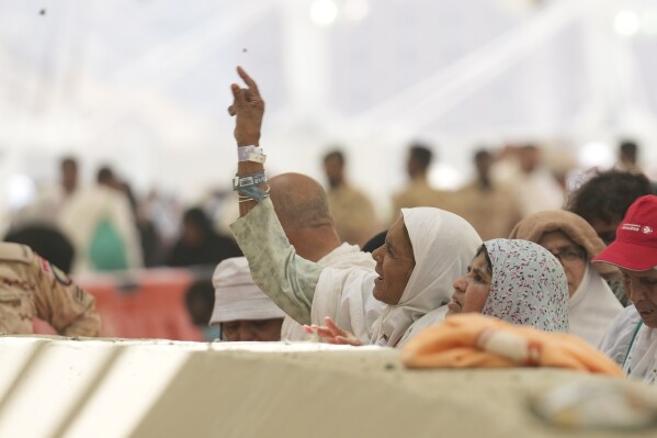 Muzułmańscy pielgrzymi rzucają kamieniami w filary podczas symbolicznego ukamienowania diabła, będącego ostatnim obrzędem corocznej hadżdż, w Mina, w pobliżu świętego miasta Mekka w Arabii Saudyjskiej, w niedzielę, 16 czerwca 2024 r. Msze pielgrzymów wyruszyły w niedzielę na pielgrzymkę symboliczne ukamienowanie diabła w Arabii Saudyjskiej.  Rytuał wyznacza ostatnie dni hadżdż, czyli islamskiej pielgrzymki, i początek obchodów Id al-Adha dla muzułmanów na całym świecie.  (AP Photo/Rafiq Maqbool)
