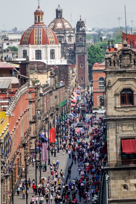 Meksyk to jedno z najbardziej zaludnionych miast na świecie, a przy dużej liczbie ludzi jest mnóstwo atrakcji.  Pomiędzy kuchnią, zakupami, sztuką, życiem nocnym i wydarzeniami kulturalnymi, każdy znajdzie coś dla siebie w Mexico City (znanym bardziej popularnie jako CDMX).  W 2010 roku miasto Meksyk było pierwszą stolicą w Ameryce Łacińskiej, która zalegalizowała małżeństwa osób tej samej płci i adopcję par tej samej płci.  Jeśli nie będziesz w mieście na czerwcowych obchodach dumy CDMX, nadal możesz odkryć queerowych artystów, wystawy i życie nocne.