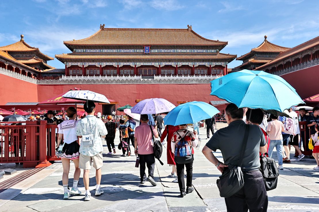 Turyści chronią się przed słońcem podczas wizyty w Muzeum Pałacowym podczas święta smoczych łodzi 9 czerwca 2024 r. w Pekinie w Chinach. Pekińskie Obserwatorium Meteorologiczne wydało pierwszy żółty alert dotyczący wysokich temperatur w 2024 r., a najwyższa temperatura w mieście osiągnęła 35 stopni Celsjusza.