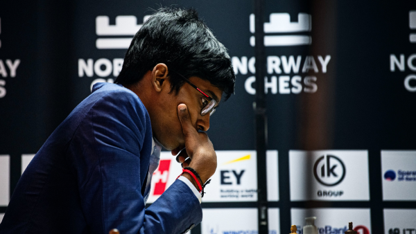 Praggnanandhaa pokonał teraz numer 1 świata (Magnus Carlsen) i numer 2 świata w tych samych zawodach w formacie klasycznym.  (Norweskie szachy / Steve Bonhage)