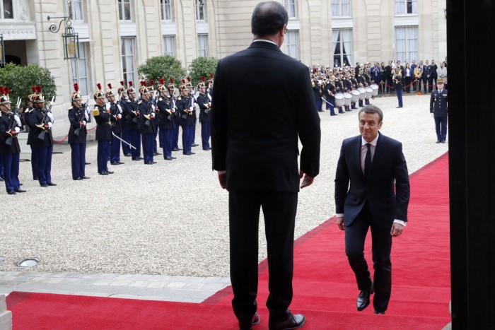 Emmanuel Macron podchodzi do swojego poprzednika, Francois Hollande’a 
