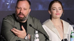 CANNES, FRANCJA – 18 MAJA: Yorgos Lanthimos i Emma Stone biorą udział w fotokomórce „Kinds Of Kindness” podczas 77. dorocznego Festiwalu Filmowego w Cannes w Palais des Festivals 18 maja 2024 r. w Cannes, Francja.  (Zdjęcie: Neilson Barnard/Getty Images)