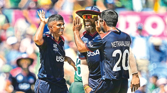 Nosthush Kenjige (po lewej) świętuje z Saurabhem Netravalkarem podczas meczu Pucharu Świata T20 przeciwko Pakistanowi.  (PTI)