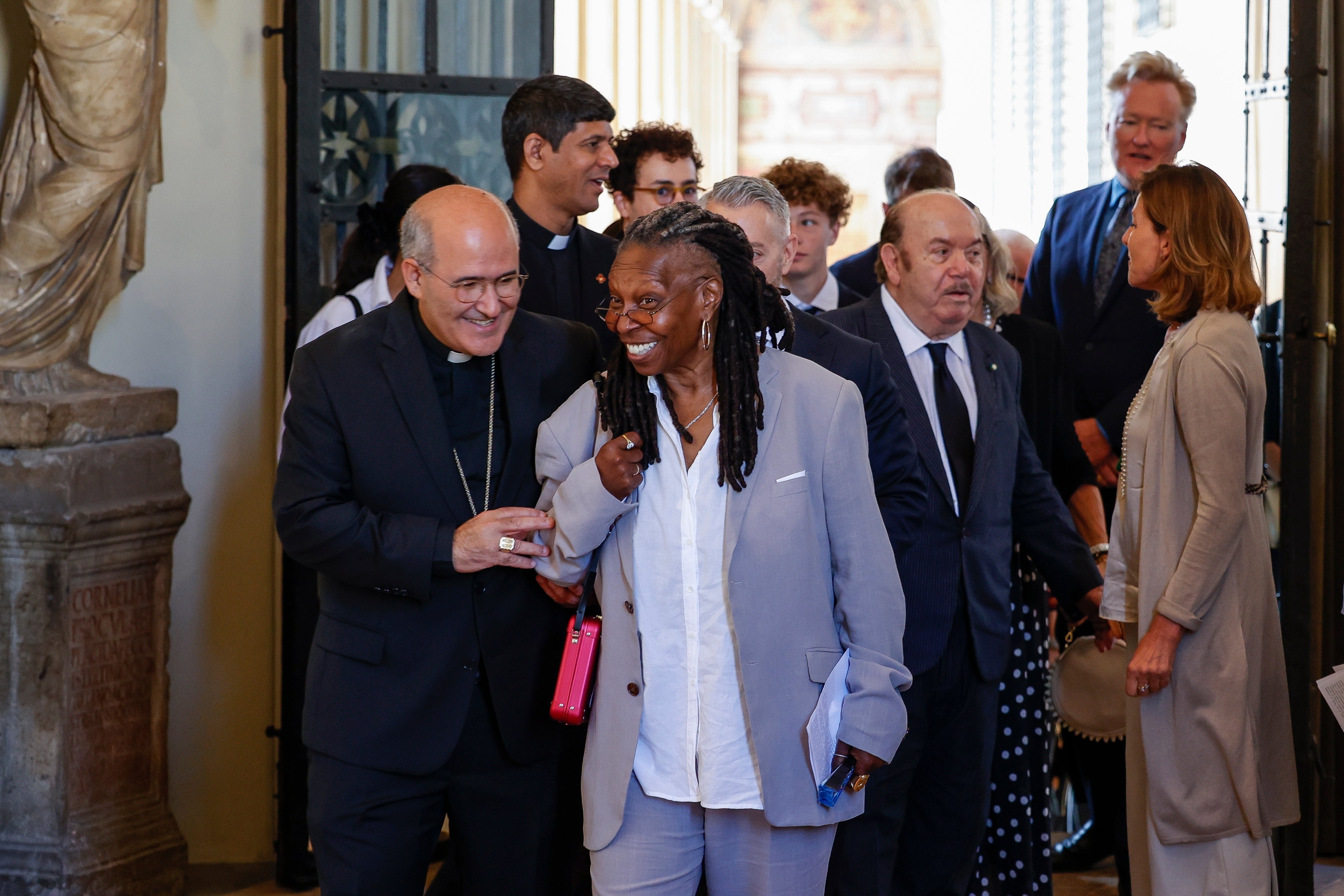 Whoopi Goldberg (w środku) wychodzi po audiencji u papieża Franciszka w Clementine Hall