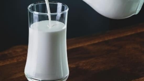 Nadmiar mleka może również zwiększać ryzyko problemów zdrowotnych, takich jak niedokrwistość z niedoboru żelaza i utrata białka w jelitach.(Unsplash)