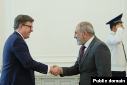 Premier Armenii Nikol Paszynian (z prawej) wita O'Briena w Erewaniu 11 czerwca.