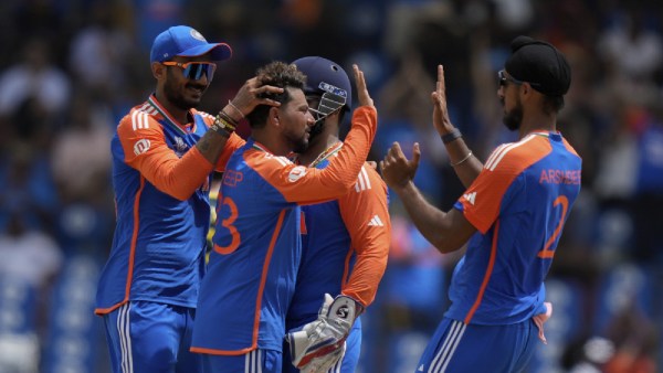 Indyjski Kuldeep Yadav otrzymuje gratulacje od kolegów z drużyny po przyjęciu furtki australijskiego Glenna Maxwella podczas meczu krykieta ICC Men’s T20 World Cup na stadionie Darren Sammy National Cricket Stadium w Gros Islet w Saint Lucia,