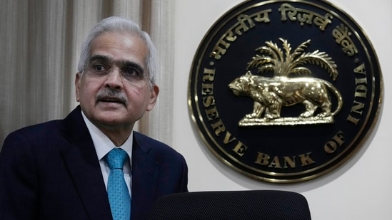 Gubernator Banku Rezerw Indii (RBI) Shaktikanta Das przemawia do mediów po przedstawieniu decyzji podjętych przez Komisję Polityki Pieniężnej w Bombaju. (AP)