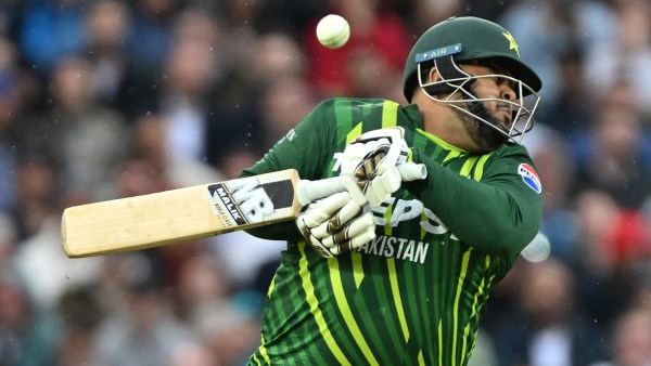 Pakistańczyk Azam Khan odbija piłkę podczas czwartego meczu IT20 pomiędzy Anglią i Pakistanem w Londynie w Anglii