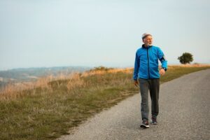 Regularne spacery mogą zapobiegać nawrotom bólu dolnej części pleców, wynika z badań