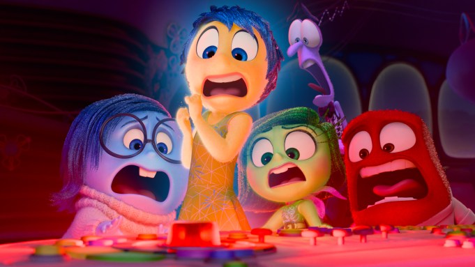 CO SIĘ DZIEJE?  – W filmach Disneya i Pixara „Inside Out 2”, Radość (głos Amy Poehler), Smutek (głos Phyllis Smith), Gniew (głos Lewisa Blacka), Strach (głos Tony'ego Hale'a) i Wstręt (głos Lizy Lapiry) budzą się do niepokojącej rzeczywistości: teraz, gdy Riley ma 13 lat, wszystko się zmienia. Wyreżyserowany przez Kelseya Manna i wyprodukowany przez Marka Nielsena „Inside Out 2” będzie miał premierę wyłącznie w kinach latem 2024 r. © 2023 Disney/Pixar.  Wszelkie prawa zastrzeżone.