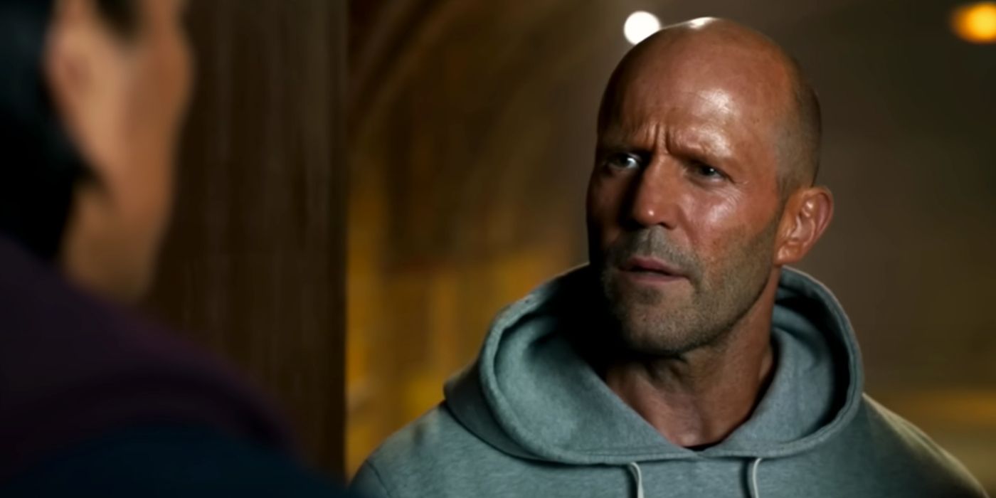 Jason Statham jako Deckard Shaw w szarym kapturze w Fast X