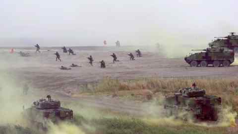 Żołnierze biorą udział w corocznych ćwiczeniach wojskowych Han Kuang, które symulują operacje antydesantowe w pobliżu wybrzeża w Nowym Tajpej w północnym Tajwanie