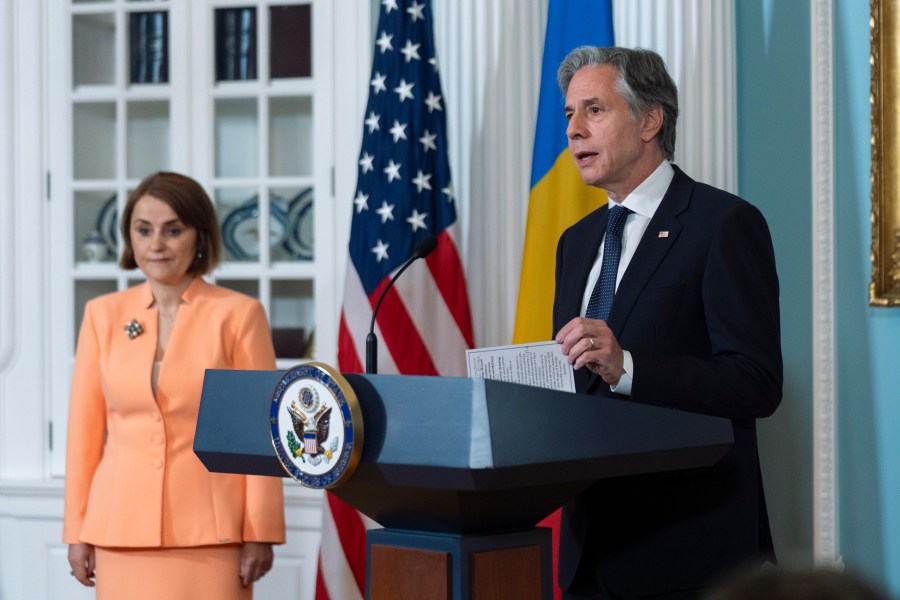 Sekretarz stanu Antony Blinken z rumuńską ministrem spraw zagranicznych Luminițą-Teodorą Odobescu (z lewej) przemawia podczas ceremonii w Sali Traktatowej w Departamencie Stanu, piątek, 21 czerwca 2024 r., w Waszyngtonie.  (AP Photo/Manuel Balce Ceneta)
