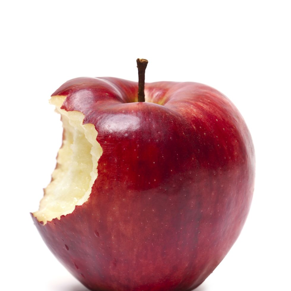 czerwone jabłko z ugryzieniem