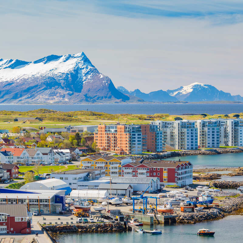 Panoramiczny widok na Bodo, miasto portowe na północ od koła podbiegunowego w Norwegii, Skandynawii, Europie Północnej
