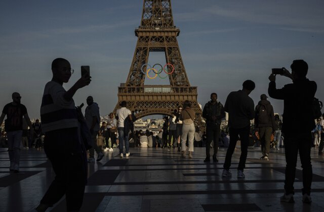Pierścienie olimpijskie można zobaczyć na Wieży Eiffla w piątek, 7 czerwca 2024 r. w Paryżu.  Organizatorzy Igrzysk Olimpijskich w Paryżu zamontowali w piątek pierścienie na Wieży Eiffla, gdy stolica Francji obchodzi 50 dni do rozpoczęcia letnich igrzysk.  Konstrukcja o długości 95 stóp i wysokości 43 stóp, składająca się z pięciu pierścieni, wykonana w całości z francuskiej stali pochodzącej z recyklingu, zostanie wystawiona po południowej stronie 135-letniego zabytku w centrum Paryża, z widokiem na Sekwanę.  (AP Photo/Aurelien Morissard)