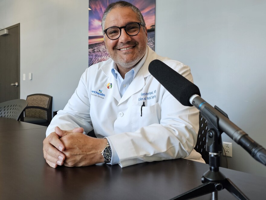 Doktor Norbert Garcia-Henriquez jest chirurgiem okrężnicy i odbytnicy w AdventHealth Central Florida.  Powiedział, że jeszcze przed opublikowaniem badań zauważał tendencję do przyjmowania młodszych pacjentów do swojego gabinetu.